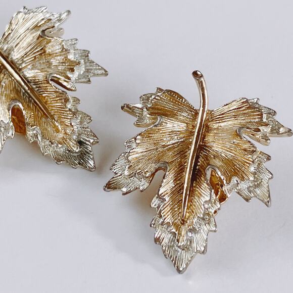 VTG Signed Sarah Coventry Mid Century Leaf Clip On Earrings Gold Silver Tone - Picture 12 of 12